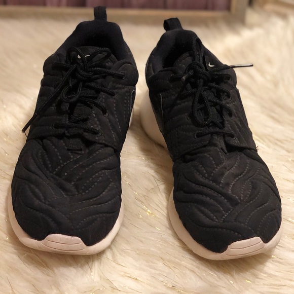 Nike Shoes W ROSHE ONE PREMIUM - Picture 2 of 4